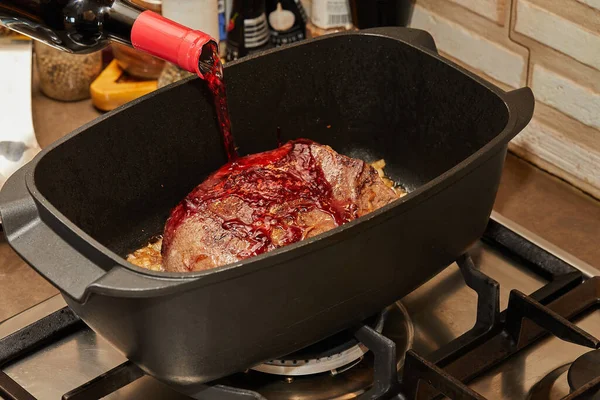 Chef Pours Red Wine Piece Beef Fried Rectangular Pan Gas — Stockfoto