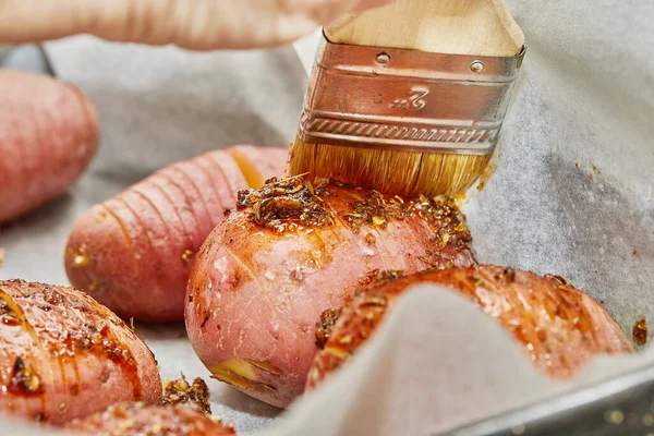 Hasselback Igel Kartoffeln Bevor Sie Ofen Mit Kräutern Der Provence — Stockfoto