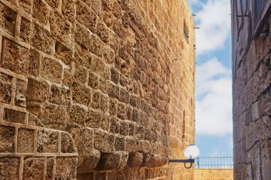 Eski Jaffa şehrinin taş gibi dar sokakları Bulutlu mavi gökyüzüne karşı.
