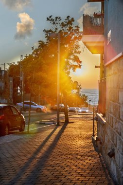 Gün batımında denize açılan eski Jaffa caddesi..