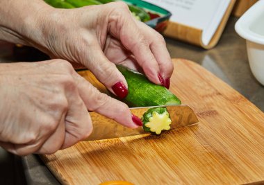Şef yemeği hazırlamak için kabakları halkalara ayırıyor..