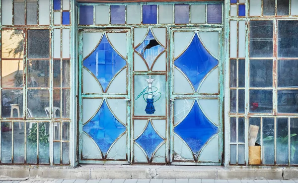 Kovové Dveře Okny Barevného Skla Opuštěného Hookah Baru — Stock fotografie