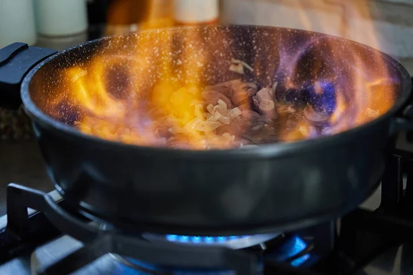 Beef Meat Fried Onions Frying Pan Flambe Gas Stove — Fotografia de Stock
