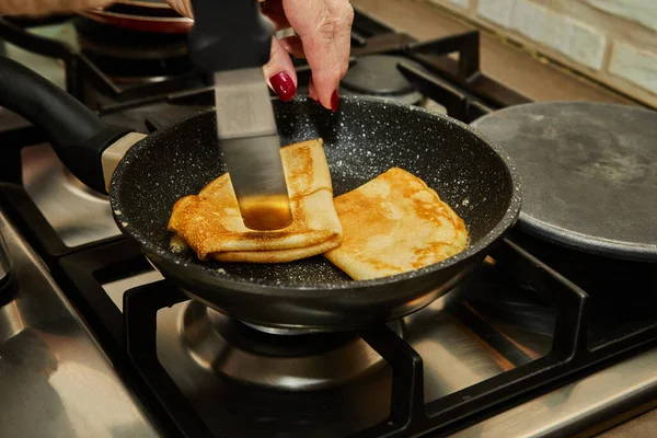 Chef Pan Frying Crepe Suzette Pancakes Cognac Citrus Sauce — Fotografie, imagine de stoc