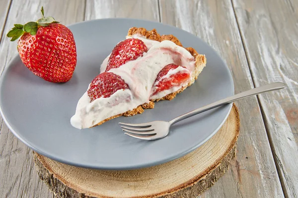 Erdbeerkuchen Mit Schlagsahne Und Saurer Sahne Auf Teller Schneiden Französische — Stockfoto