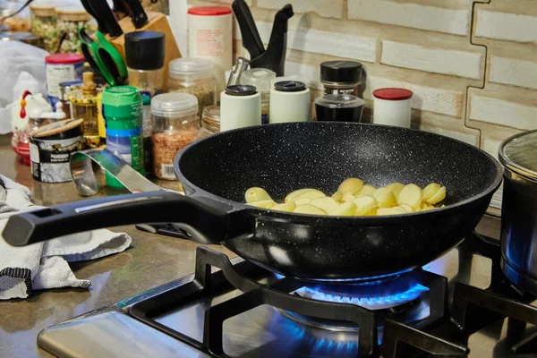 Sliced Potatoes Fried Frying Pan Gas Stove — Fotografia de Stock