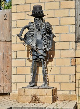 Bahçeyi ve sokağı süslemek için çeşitli nesnelerden yapılmış metal heykeller..