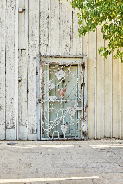 Μεταλλική Πόρτα Από Διάφορες Μορφές Στην Είσοδο Του Ξύλινου Σπιτιού — Φωτογραφία Αρχείου