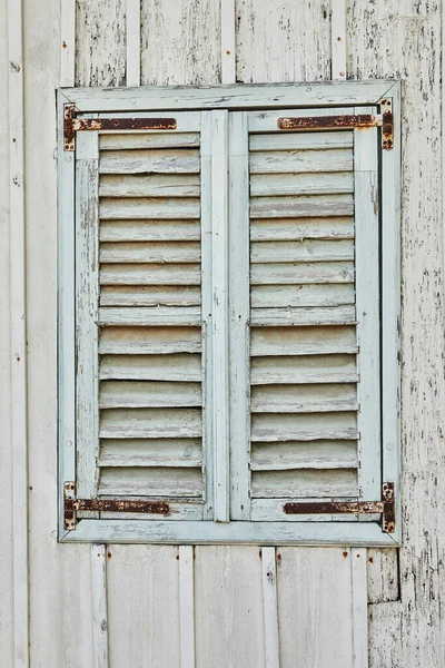 Dřevěná Okna Okenice Namalované Modře Domě Při Západu Slunce — Stock fotografie