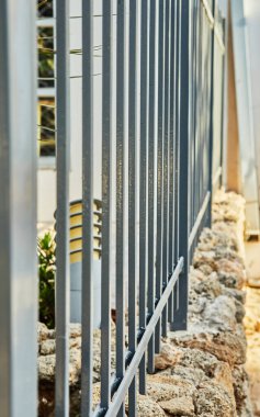 Evin etrafını çitlerle çevrili metal çitler..