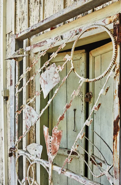 Металлическая Дверь Различных Фигур Входа Деревянный Дом Древесины — стоковое фото