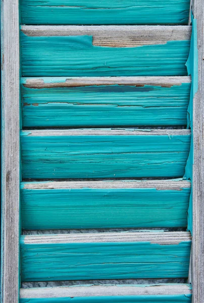 日落时 房屋的木制窗户和百叶窗漆成蓝色 — 图库照片