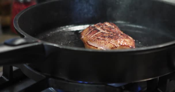 Carne Gallina Fríe Sartén Estufa Gas Cocina Gourmet Francesa — Vídeos de Stock