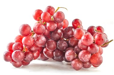 Beyaz mermer üzerinde kırmızı üzümler, pişirmeye ve yemeye hazır..