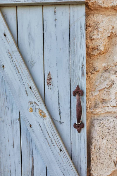 Textuur Houten Jaloezieën Met Metalen Handvat Stenen Wand — Stockfoto