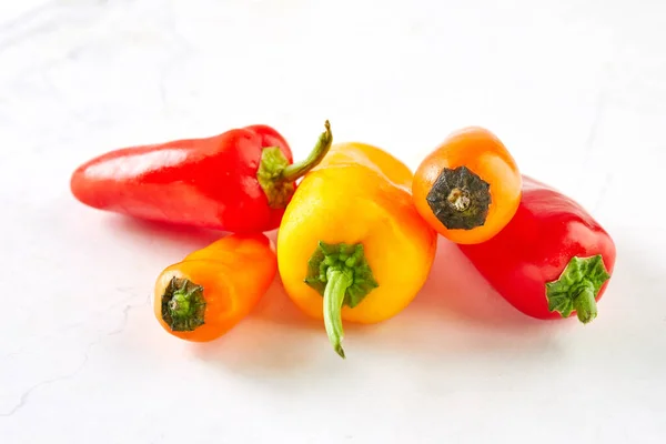 Mini Paprika Auf Weißem Marmor Fertig Zum Kochen Und Essen — Stockfoto
