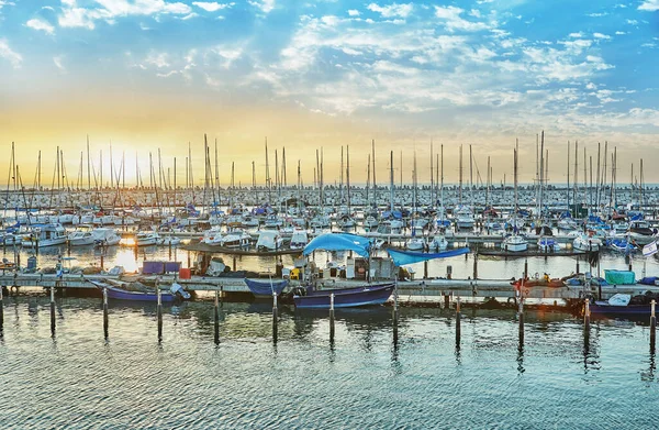 Marina Med Båtar Medelhavet Vid Solnedgången — Stockfoto