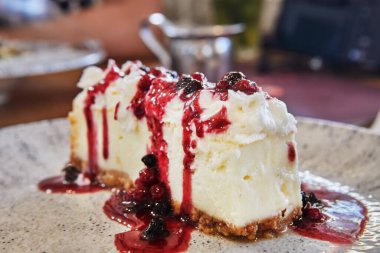 Akdeniz usulü kafede üzümlü ve üzümlü cheesecake. Seçici odak