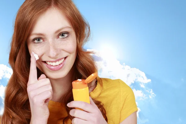 Jeune fille avec écran solaire — Photo