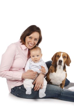 Anne ile bebek ve beagle köpek