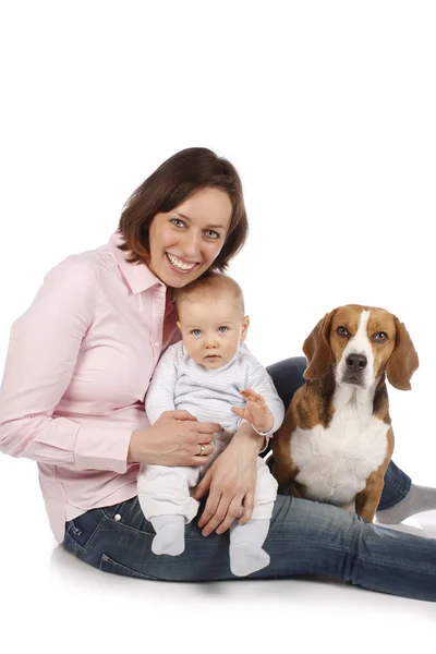 Madre con bebé y perro beagle —  Fotos de Stock