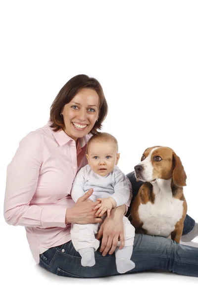 Moeder met baby en beagle hond — Stockfoto