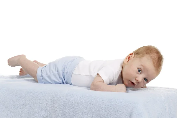 Zoete weinig baby op een deken — Stockfoto