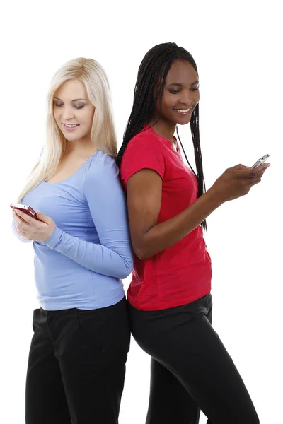 A nők afrikai-amerikai és európai van, a telefon — Stock Fotó