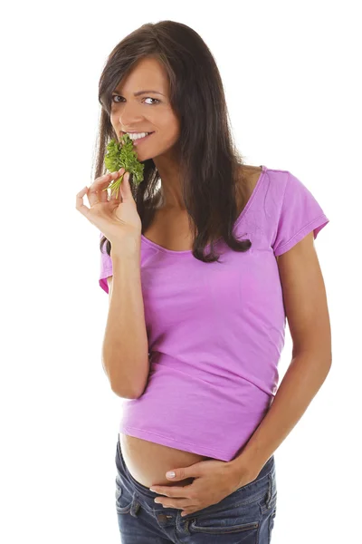 Портрет беременной женщины с салатом — стоковое фото
