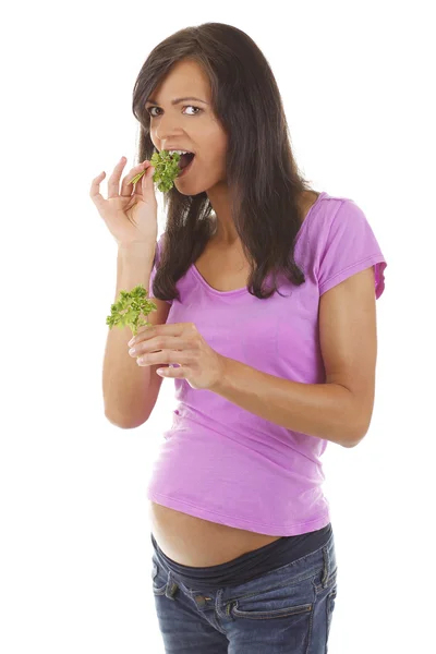 Retrato de una mujer embarazada con lechuga — Foto de Stock