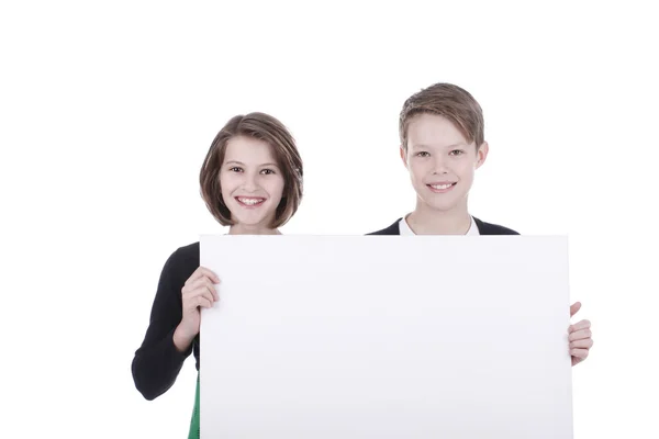 Retrato de um menino e uma menina com um cartaz branco — Fotografia de Stock