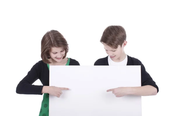 Πορτρέτο του ένα αγόρι και ένα κορίτσι με ένα λευκό πλακάτ — Φωτογραφία Αρχείου