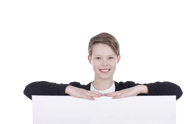 Porträt eines Jungen mit einem weißen Plakat — Stockfoto