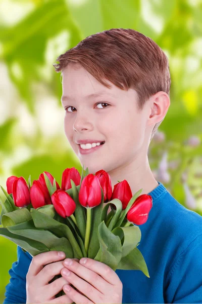 Ritratto di un ragazzo con un bouquet — Foto Stock