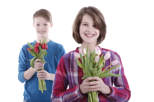 Portret van een jongen en een meisje met een boeket van tulpen — Stockfoto