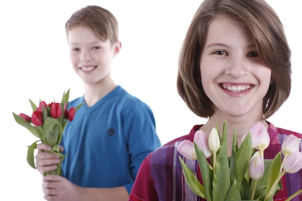 Portrét dívky a chlapce s kyticí tulipánů — Stock fotografie