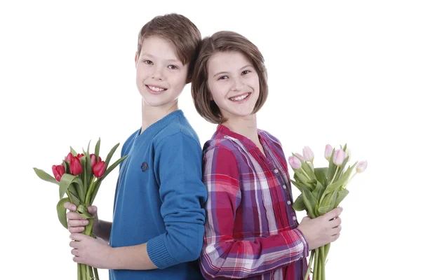 Portrait d'une fille et d'un garçon avec un bouquet de tulipes — Photo