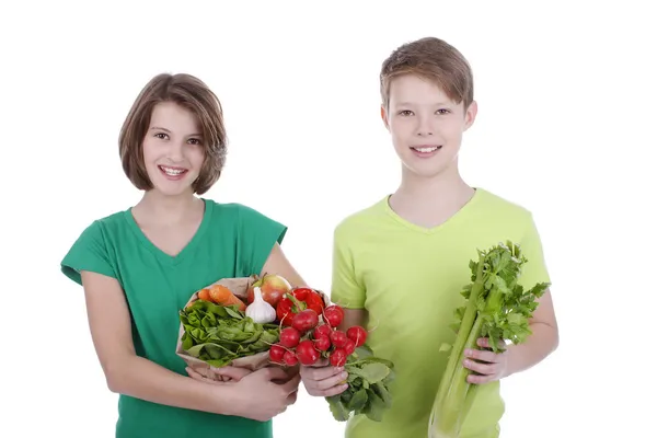 Portrait d'une fille et d'un garçon avec un sac de légumes — Photo