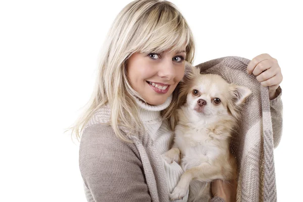 Mulher atraente com um pouco de cachorro chihuahua — Fotografia de Stock