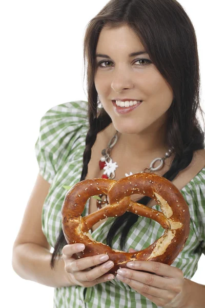 Mujer feliz con blusa tradicional y pretzel —  Fotos de Stock