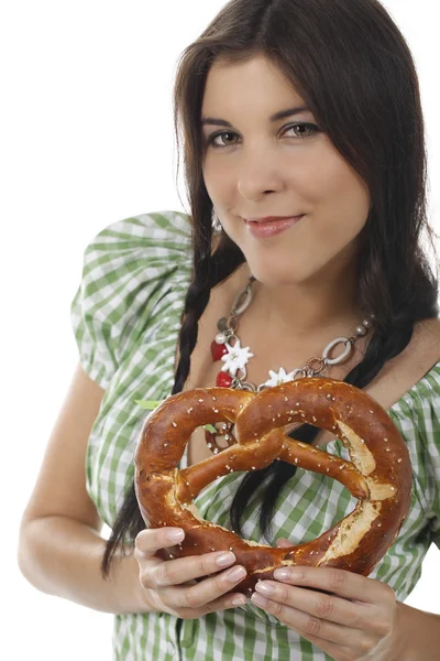 Mulher feliz com blusa tradicional e pretzel — Fotografia de Stock