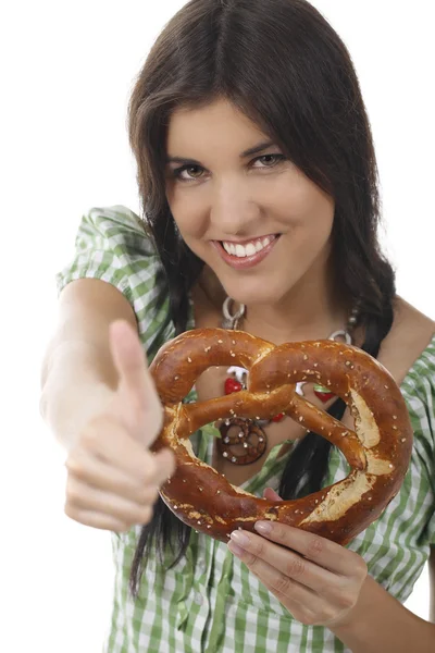 Mulher feliz com blusa tradicional e pretzel — Fotografia de Stock