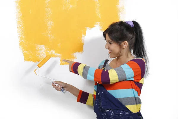 Jolie jeune femme avec pinceau à peinture rénovant — Photo
