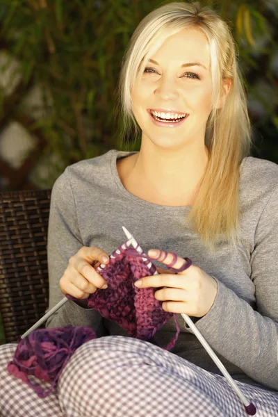 Gelukkige vrouw met handwerk op het terras — Stockfoto