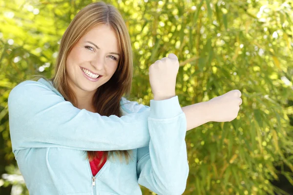 Sportlich attraktive Frau im Freien — Stockfoto