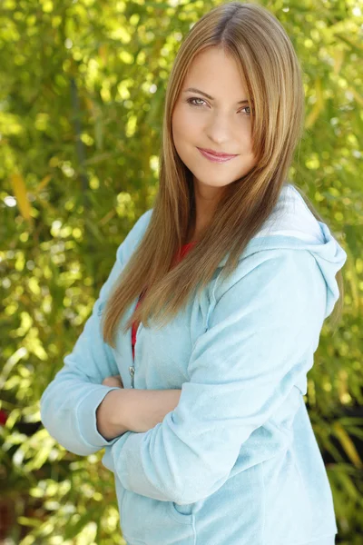 Pretty young woman relaxing outdoor — Stock Photo, Image