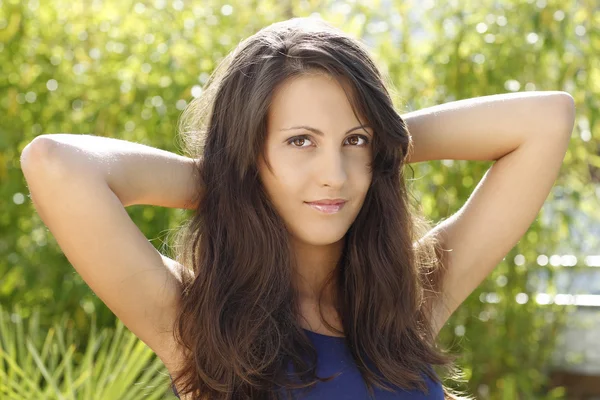 Jeune femme profite de l'été sur la terrasse — Photo