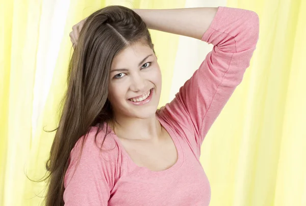 Mulher bonita com cabelo comprido — Fotografia de Stock