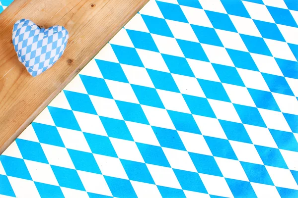 Blau weißes bayerisches Herz auf kariertem Hintergrund — Stockfoto