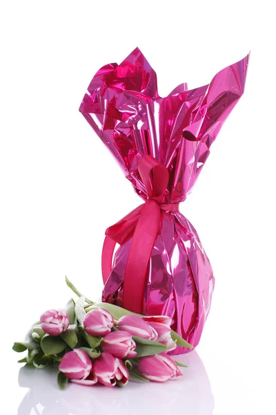 Huevo rosa brillante con regalo para la celebración de Pascua —  Fotos de Stock